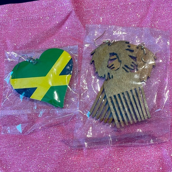 Empowering and beautifully crafted earrings - Picture 4 of 4